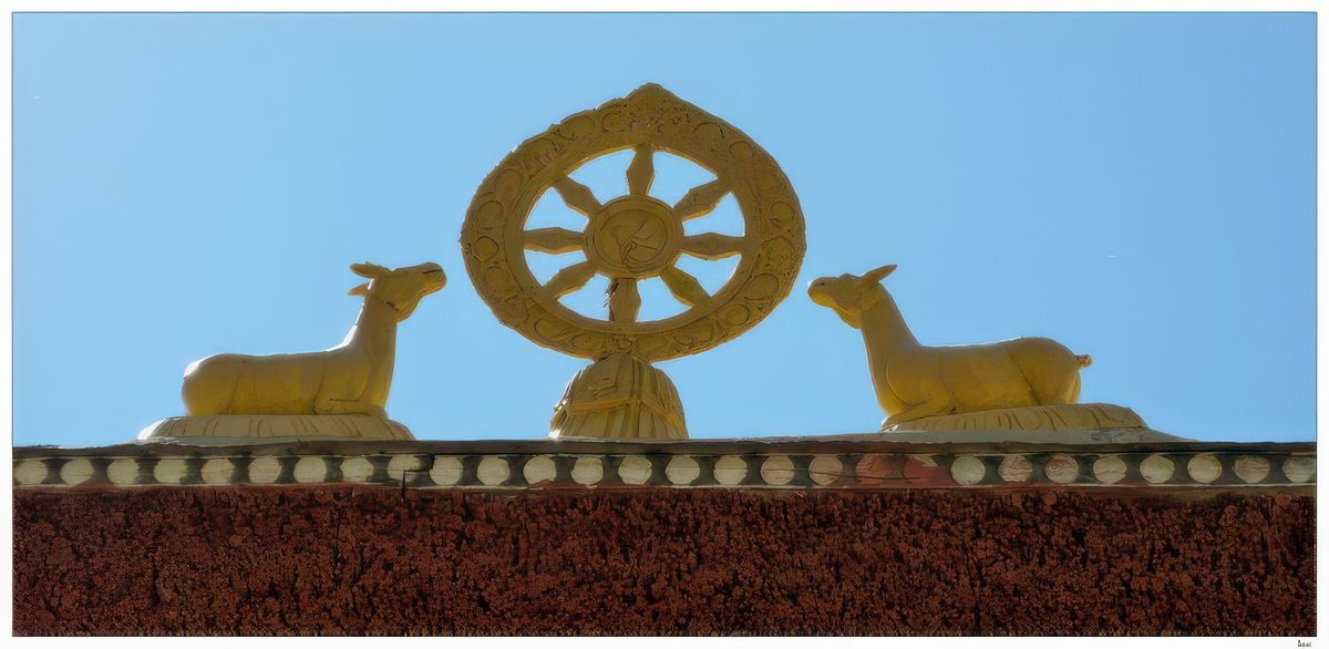 La roue du Dharma, l'un des huit signes auspicieux, entourée de deux daims.
