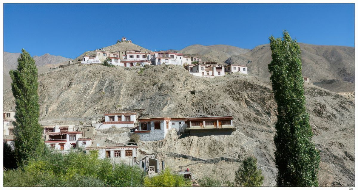 Aujourd'hui, le monastère héberge environ 200 moines et lamas, dont 50 enfants qui sont accueillis dès l'âge de 4 ans. Une école en terre a été construite, elle est sans tables ni bancs, les enfants sont assis à même le sol; ils écrivent, leur cahier posé sur les genoux. Un professeur leur apprend le tibétain, l'hindi, l'anglais, les mathématiques et la philosophie bouddhiste (le Dharma). Lamayuru possède également un centre de retraite aux règles strictes, une douzaine de moines y vivent sous la conduite spirituelle de Drubpon Sonam Jorpel Rinpoche, le principal disciple de Kyunga Rinpoché.