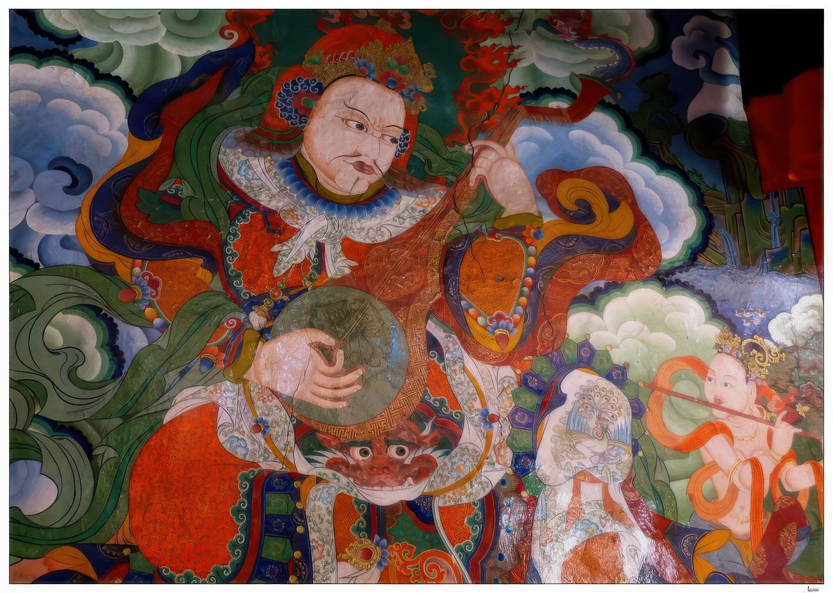 Dhritarastra, "Celui qui maintient le royaume de la Loi". De couleur blanche (pureté), il siège à l'Est et porte une pipa (instrument à cordes). Au Népal, on le connaît sous le nom de Vinaraja, "le roi qui joue de la vina". Il règne sur les Gandharvas, esprits musiciens.