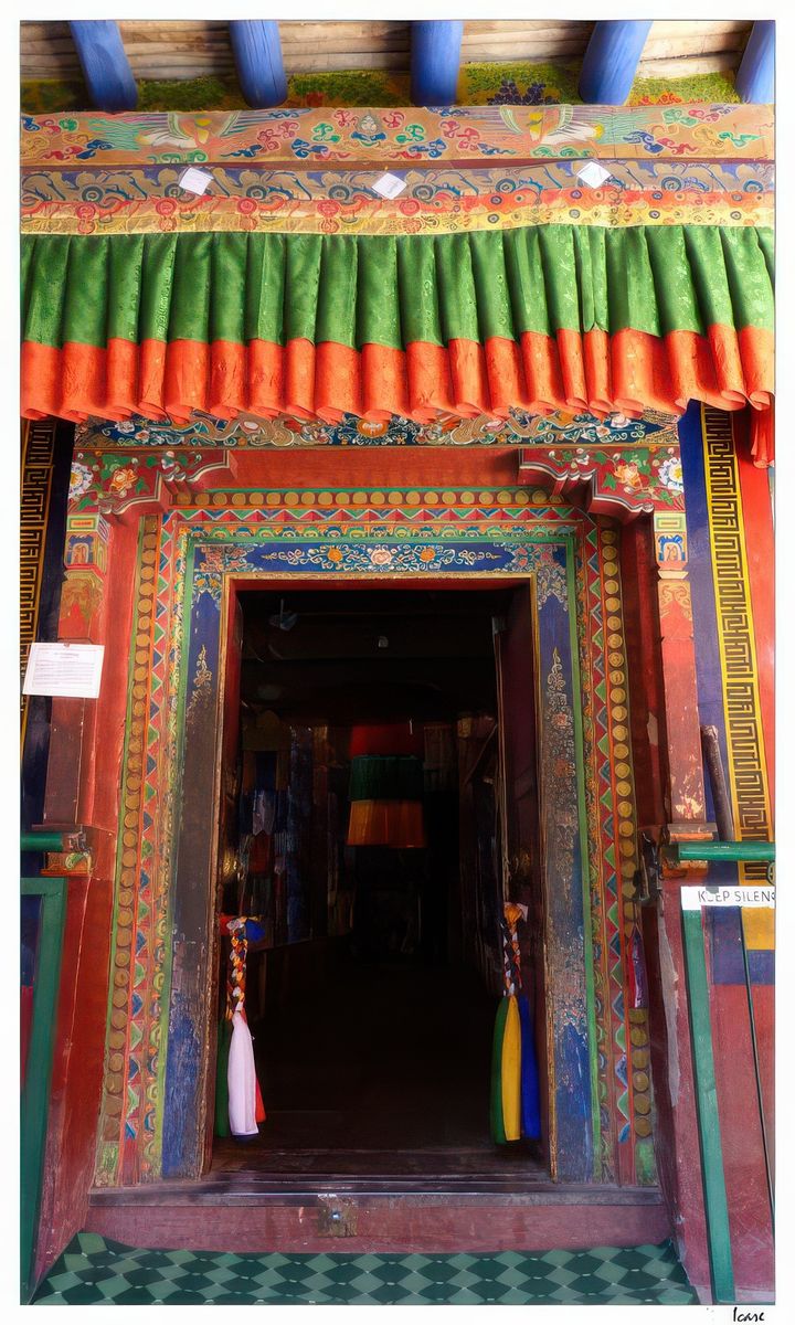 La porte d'entrée de la grande salle.