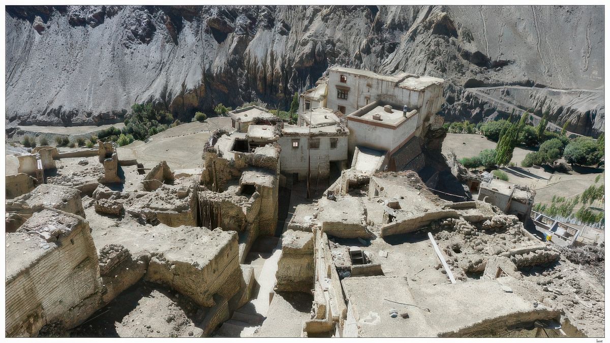 Vue sur les toits plats des maisons du village de Lamayuru, situé en contrebas.