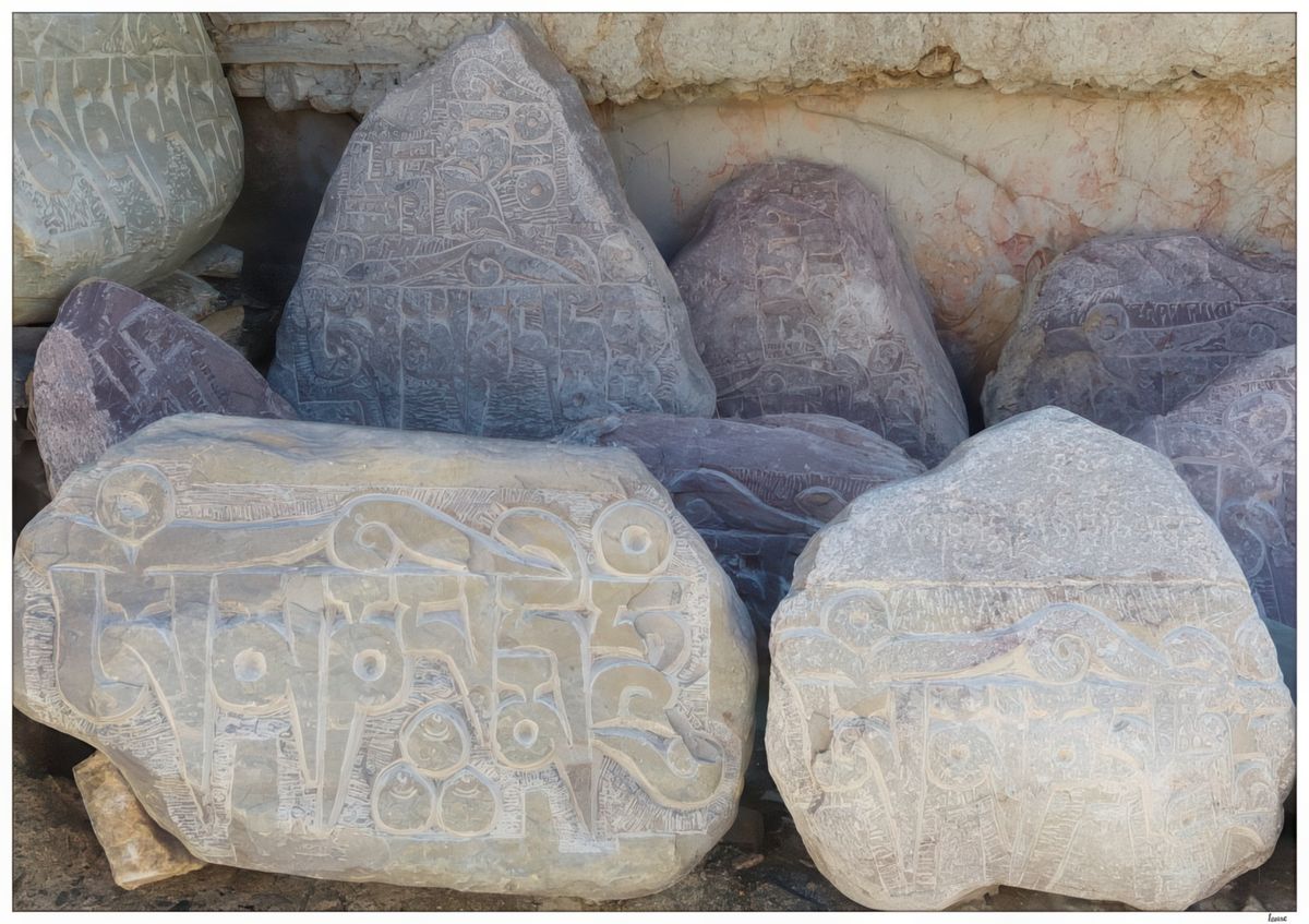 Les pierres à mani sont souvent gravées de l'inscription "Ôm Mani Padme Um", qui est la prière murmurée par tout le monde à longueur de journée (cela signifie: "Salut ô joyau dans la fleur de lotus").