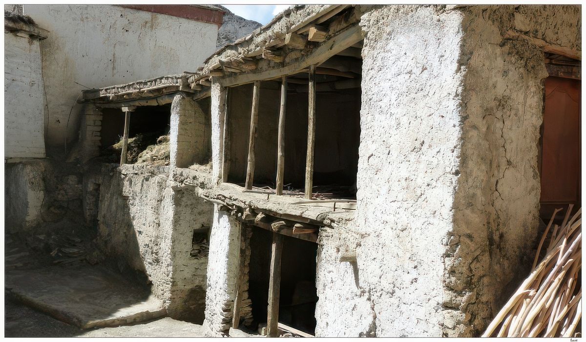 Nous passons à travers des ruelles étroites devant des maisons anciennes et des bâtiments où sont entassées des récoltes de bois et de céréales.