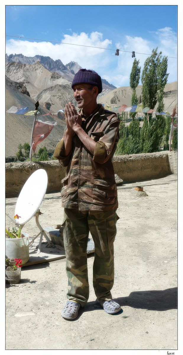 Mains jointes sur la poitrine, le propriétaire nous accueille. Le mot magique, "jullay", qui signifie tout à la fois bonjour, au revoir, merci... Un seul "jullay" et la sympathie des Ladakhis nous est acquise.