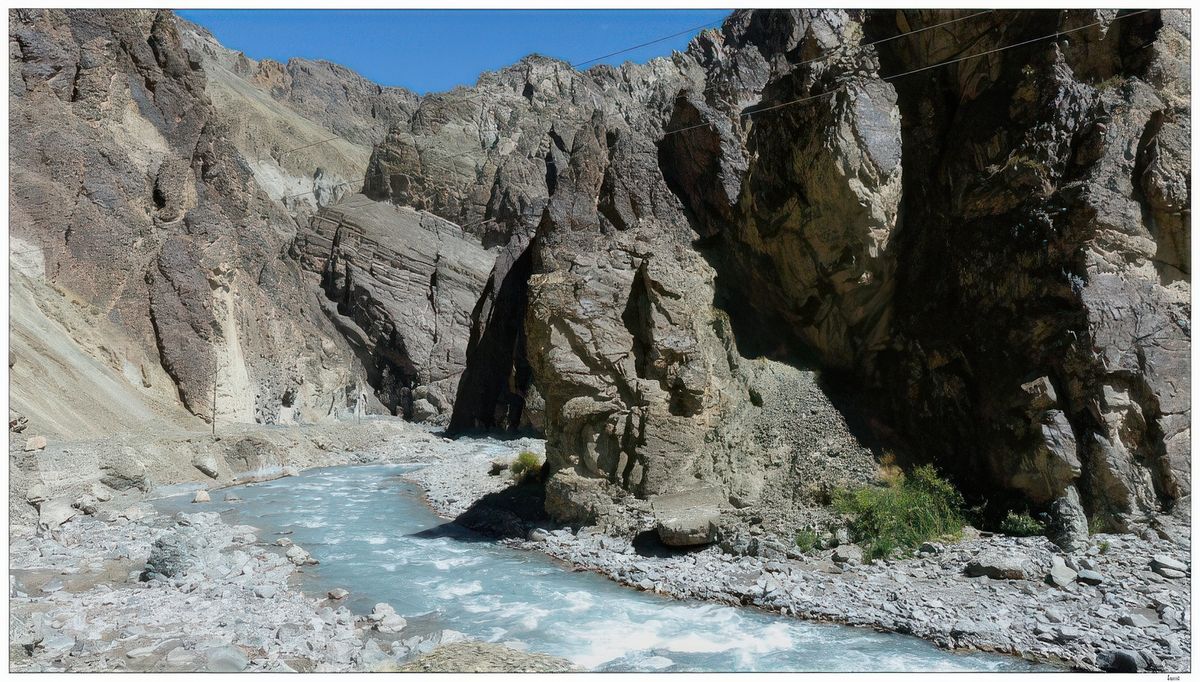 Nous sommes à présent au fond de la gorge où coule une rivière bleue turquoise.