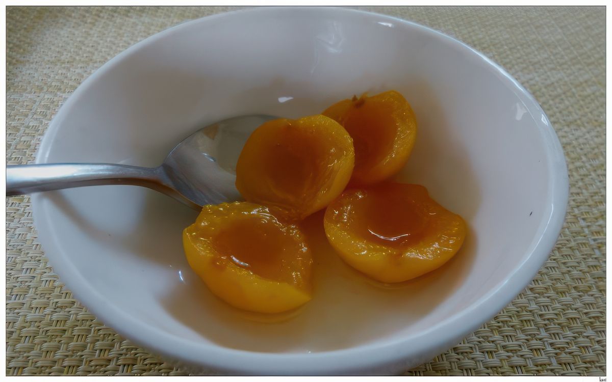 Au dessert, les délicieux abricots frais de la région, juste pochés dans un sirop.