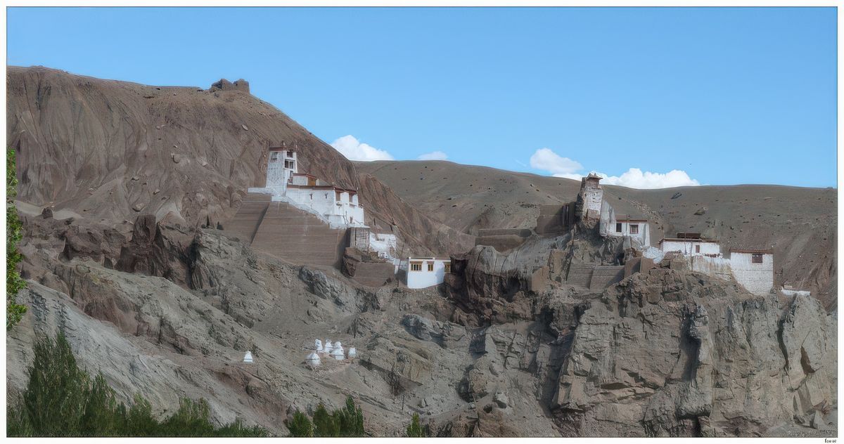 Nous repassons devant la forteresse et le monastère de Basgo.