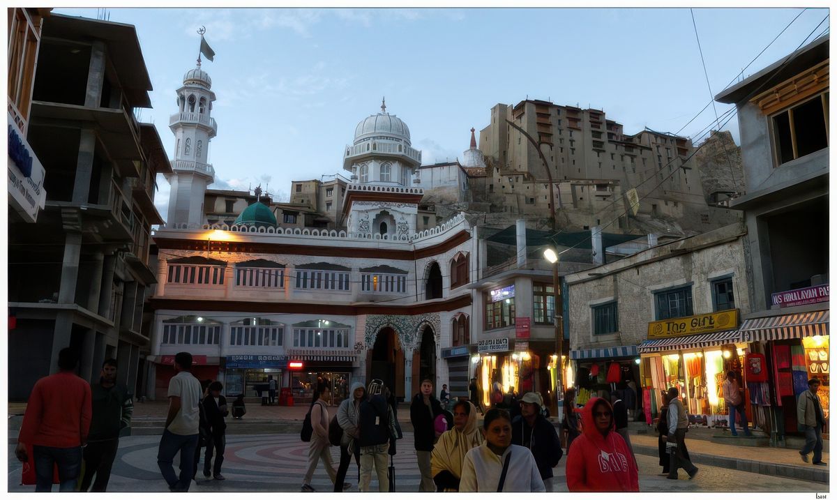 Tout un symbole: la mosquée avec son minaret sur lequel flotte le drapeau vert aux couleurs de l'islam, à côté, sur la droite, le temple bouddhiste (stupa) et le Lechen Palkhar.