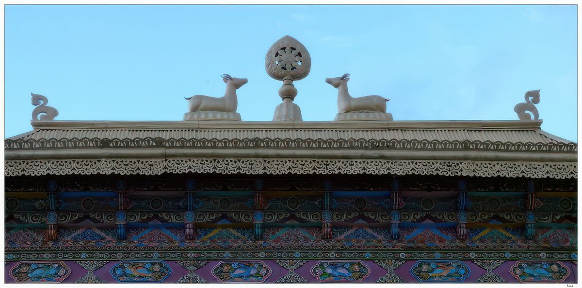 La roue du Dharma sur un bâtiment récent.