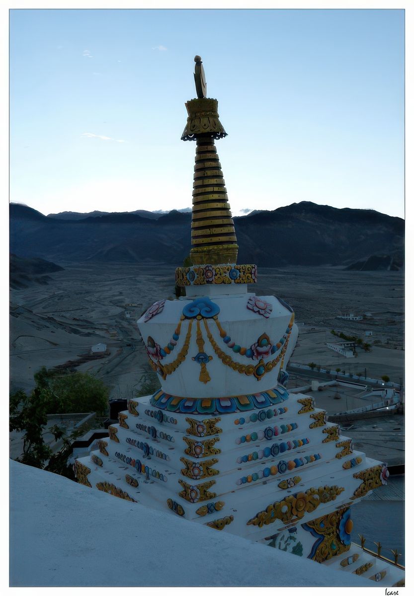 Vue sur un joli stupa en contrebas.