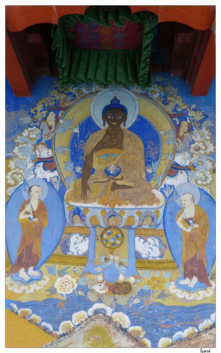 Dans les monastères, le Bouddha est représenté dans différentes postures. Ici, il est dans celle appelée "posture Bhumisparsa", geste de la prise de la terre à témoin. Dans sa dernière méditation avant l'éveil, le Bouddha subit les attaques de Mara, personnification du mal, qui tenta divers stratagèmes pour interrompre sa méditation. Finalement, Mara nia la réalité de l'éveil du Bouddha, arguant qu'il n'y avait pas de témoin; celui-ci toucha alors la terre (Bhumi ou Prithvi), qui était son témoin. A droite, Sariputta (Sariputra), son premier disciple, à gauche, Mogallana (Maudgalyayana), second disciple en titre; tous deux seraient morts quelques mois avant le Bouddha.