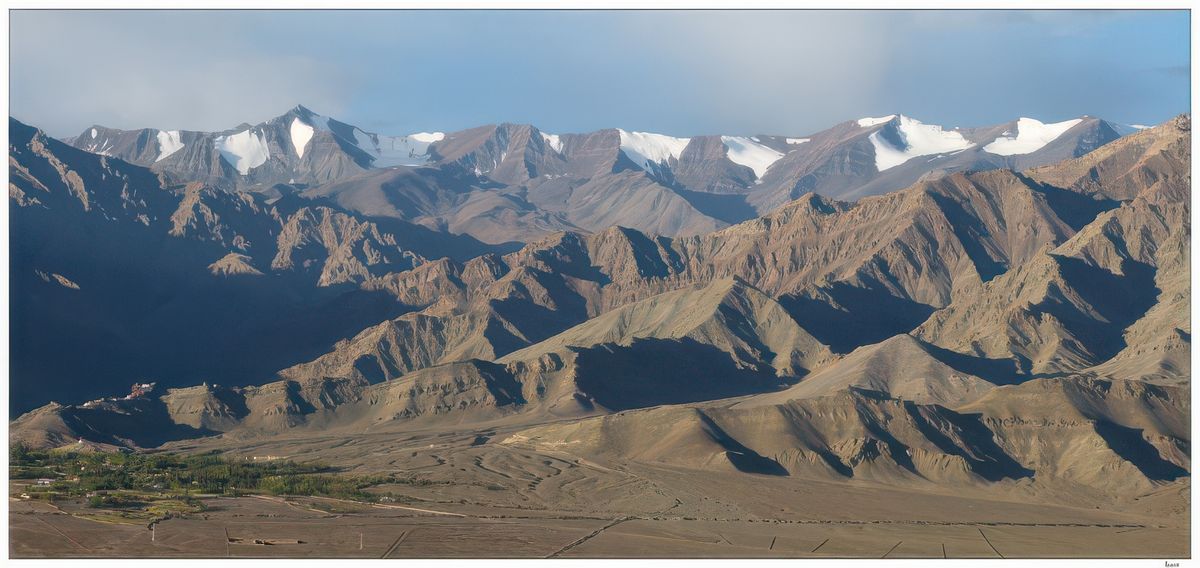 Nous restons en contemplation devant la chaine montagneuse de Stock-Matho, dont le sommet, le "Stok Kangri", culmine à 6 121 m.