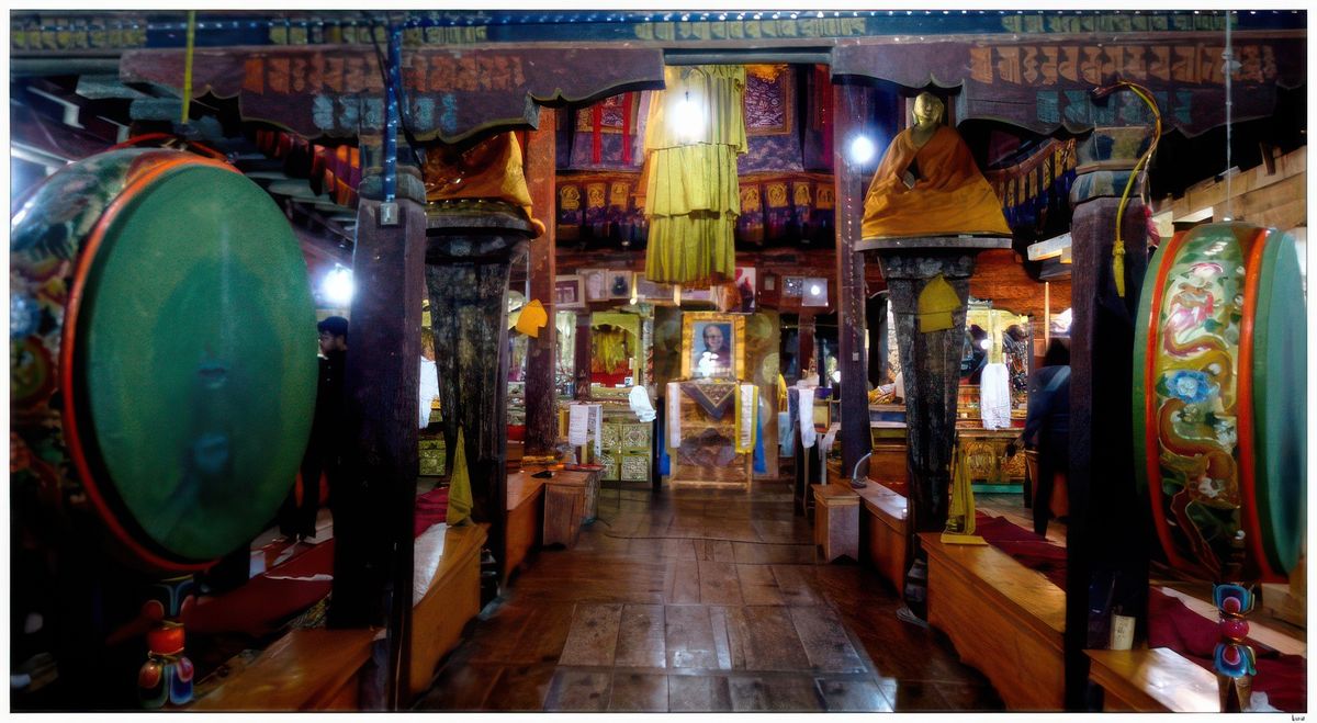 Bannières de victoire, grands tambours et photo du dalaï-lama dans le lakhang du monastère de Thiksey.