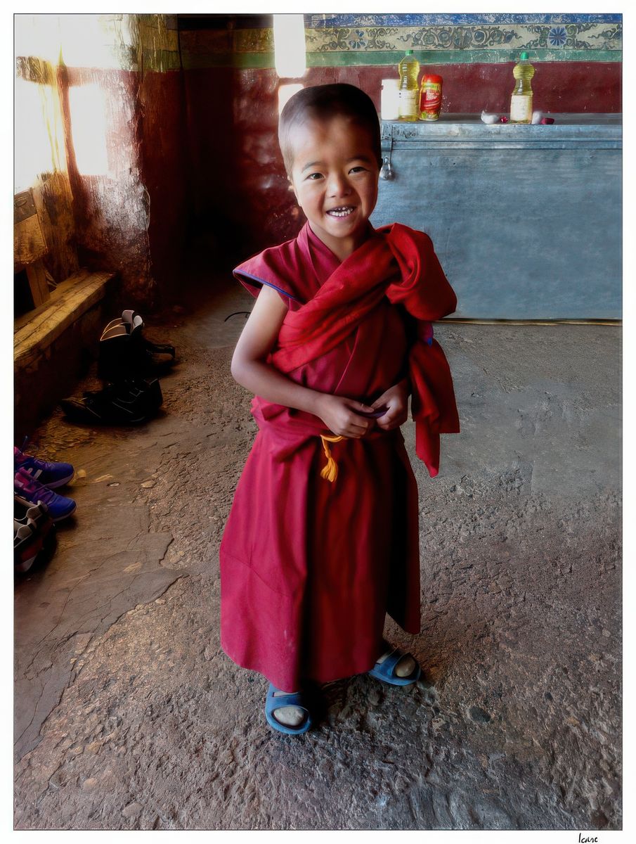 Une jolie rencontre avec ce petit moinillon. En principe les enfants sont accueillis vers l'âge de 6-8 ans, mais quelques-uns sont un peu plus jeunes.