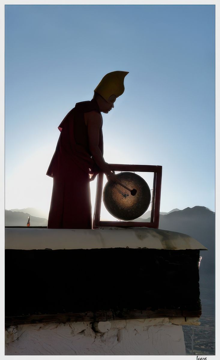 C'est ainsi depuis fort longtemps, tous les matins un moine appelle la communauté à la puja (prière).