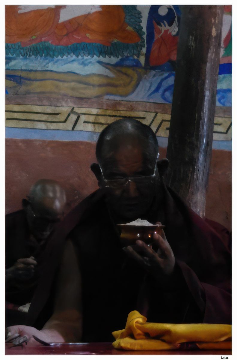 La farine d'orge grillée que l'on appelle tsampa est partagée, comme aliment de base, par l'ensemble des tibétains. Traditionnellement, la tsampa, qui se présente sous forme de farine, est délayée avec les doigts dans un bol avec un peu de thé au beurre. La pâte de céréale, plus ou moins ferme, ainsi obtenue, peut alors être agrémentée de légumes, de fromage ou de viande, pour constituer un repas complet, mais elle est également souvent consommée seule, comme dans le monastère de Thiskey.