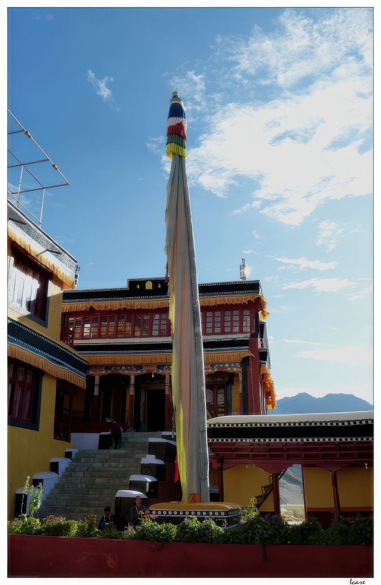 Grimpons maintenant cet escalier qui mène au nouveau temple, le chamkhang; il contient une statue de Maitreya, le Bouddha du Futur. Sa construction a demandé presque 4 ans aux artisans, elle mesure 12 mètres de hauteur et a été consacrée le 26 juillet 1980 par le dalaï-lama.