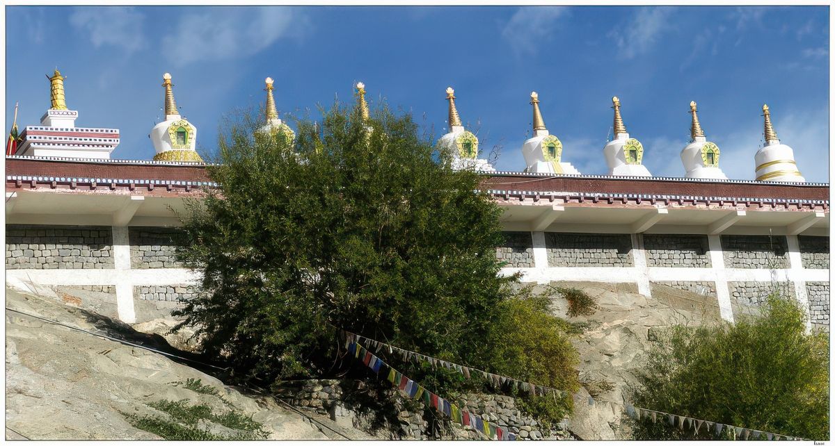 Au dessus du monastère, huit stupas ont été construits en 2012. Ils représentent plusieurs étapes de la vie du Bouddha. De gauche, à droite: la naissance, l'éveil, la mise en mouvement, la descente de l'éden, la réconciliation, les prodiges, la victoire sur la mort du Bouddha.