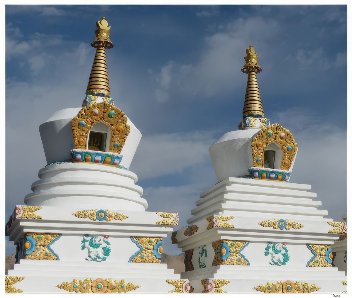 Deux des huit stupas.
