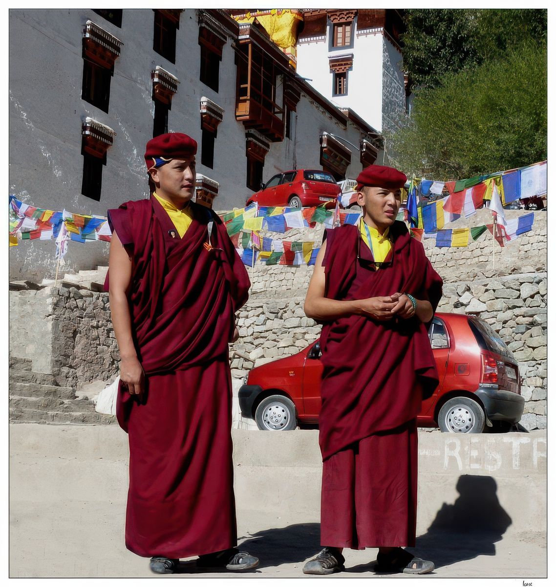 Deux jeunes moines de l'école de la lignée drukpa kagyu. Jigme Pema Wangchen est le 12e chef spirituel de la lignée drukpa kagyu. Il est né en 1963 au Ladakh et fut reconnu à l'âge de 4 ans comme la réincarnation de Gyalwang Drukpa. Son monastère d'exil se trouve au Sikkim mais il réside majoritairement à la tête de sa lignée depuis le Bhoutan.