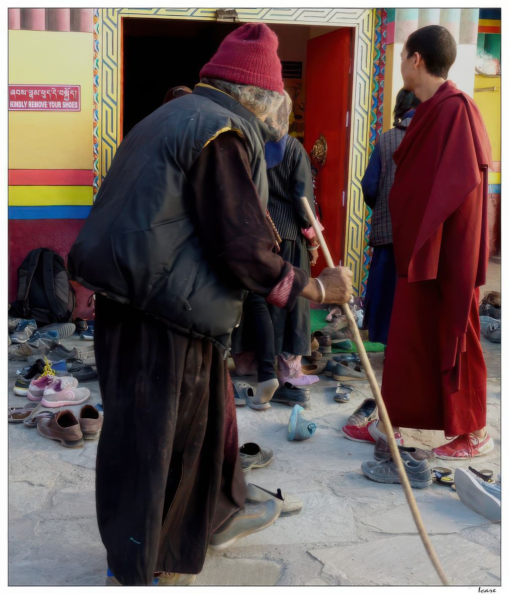 Aidé d'un bâton, de nombreux pèlerins arrivent à pied au monastère.