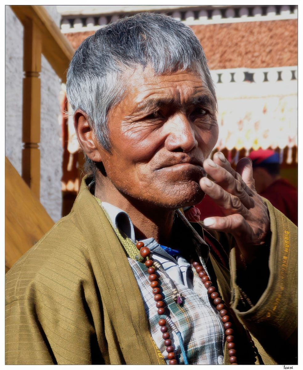 Portrait d'un pèlerin, mala (rosaire) porté autour du cou.