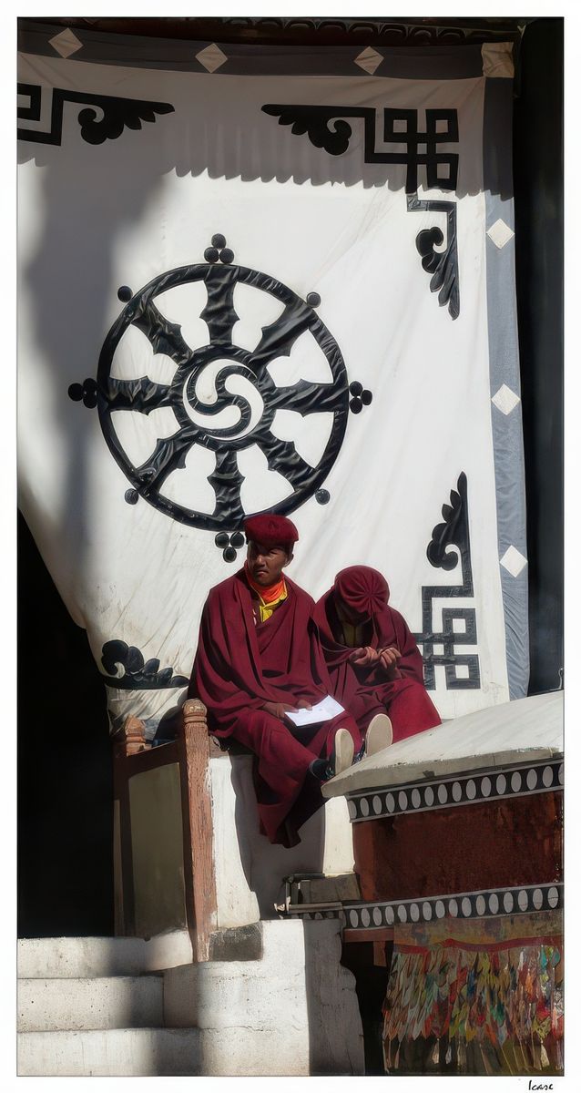 Tenture aux motifs religieux (roue du Dharma et noeuds sans fin dans les coins).