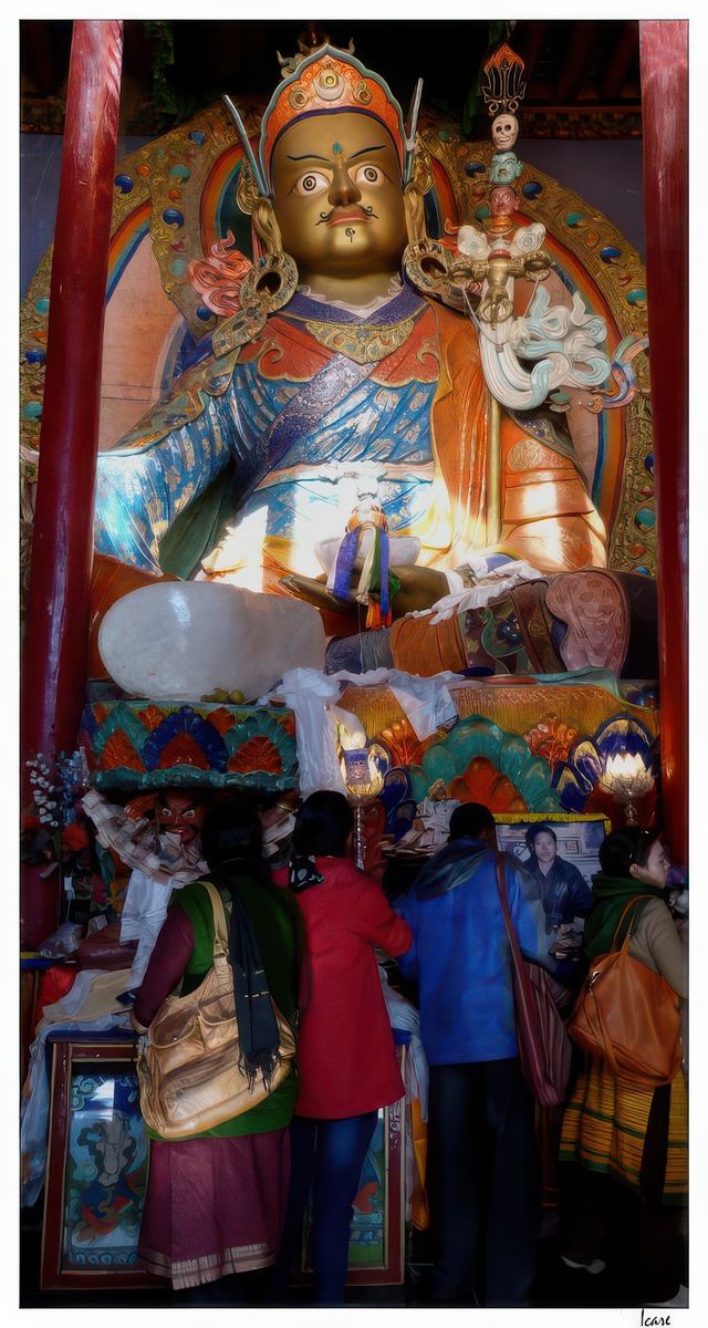 Padmasambhava, appelé aussi Guru Rinpoché ("Précieux Maître"), est un maître bouddhiste du VIIIe siècle né probablement durant le premier quart de ce siècle, dans la vallée de Swat au Pakistan. Bien qu'il ait existé historiquement, on ne sait rien de lui à part qu'il participa à la construction, à la demande du roi Trisong Detsen, du premier monastère bouddhiste à Samye au Tibet, qu'il quittera en raison d'intrigues de cour.