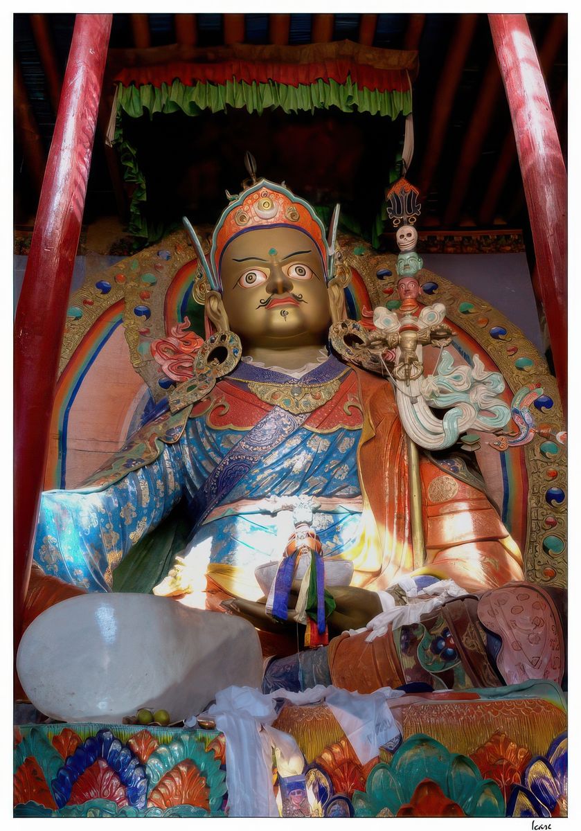 La statue de Padmasambhava (Guru Rinpoché), le "Maître Précieux", est d'une hauteur de 8 mètres.