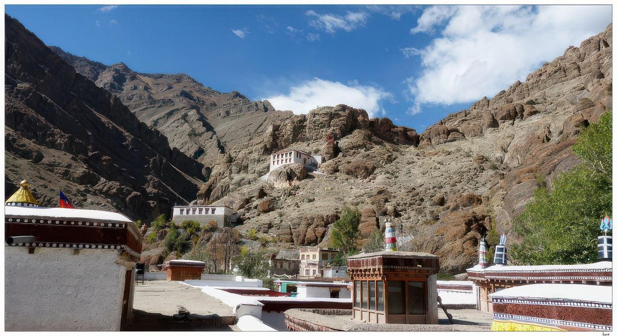 Le monastère est cerné par les montagnes, non visible du fond de la gorge, ce qui l'a sans doute protégé durant des décennies.