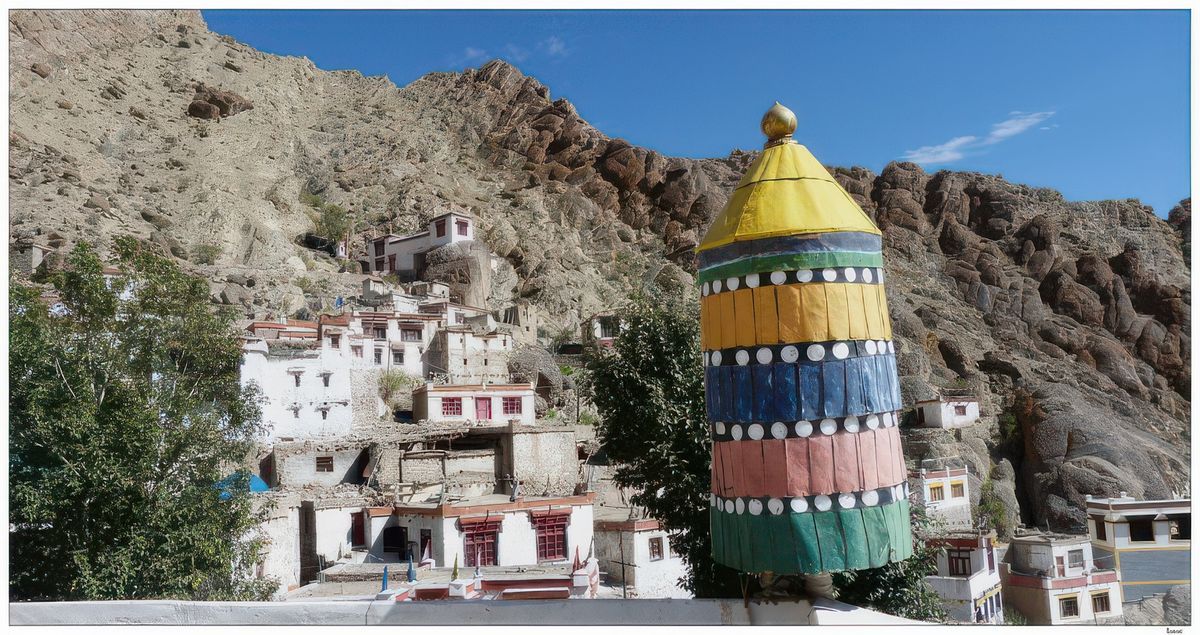 Durant plusieurs années, le monastère d'Hemis a été privé de supérieur, le titulaire ayant été fait prisonnier par les Chinois alors qu'il étudiait dans un des collèges de Lhassa.