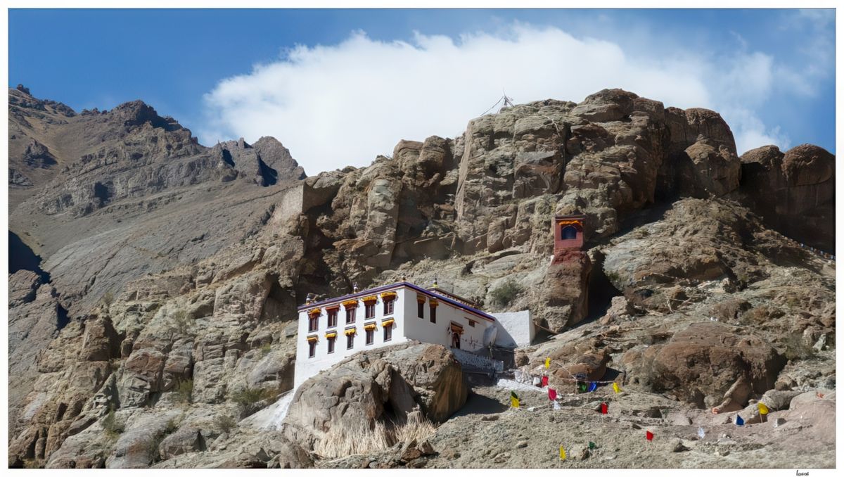 Tout en haut, on accède à un monastère annexe, dans une grotte, où seuls quelques moines y viennent en méditation pendant 3 ans, 3 mois, 3 jours (sorte de retraite appelée "tuba").