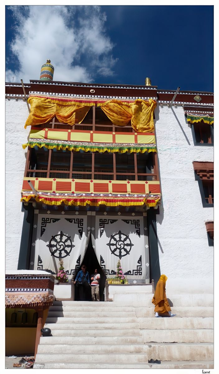Il arrive que, devant la façade du temple, soit tendue une grande pièce de tissu blanche aux motifs noirs. Ici, il s'agit de la roue du Dharma (roue de la vie).