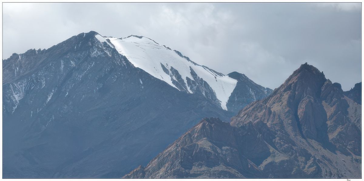 Zoom sur les montagnes enneigées.