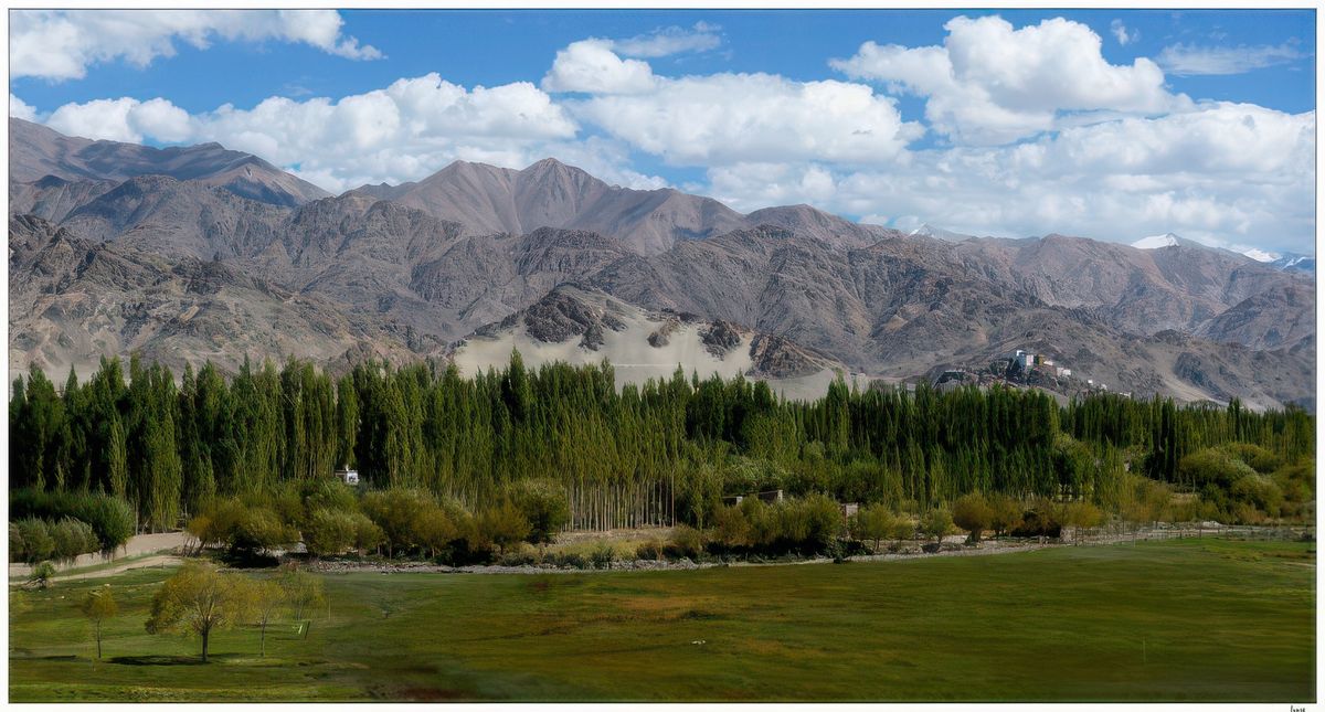 Depuis la terrasse supérieure, la vue sur la vallée de L’Indus est magnifique.