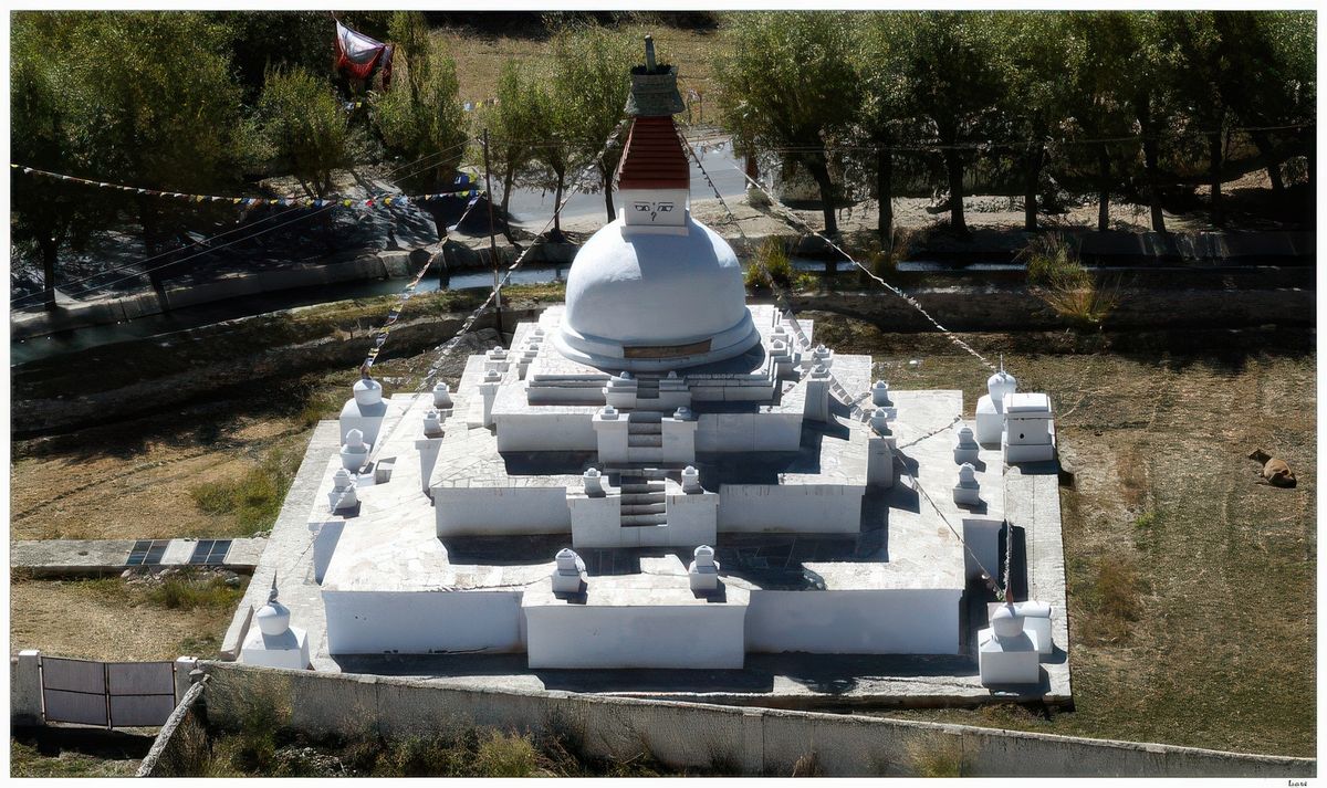 Vue sur un stupa situé en contrebas.
