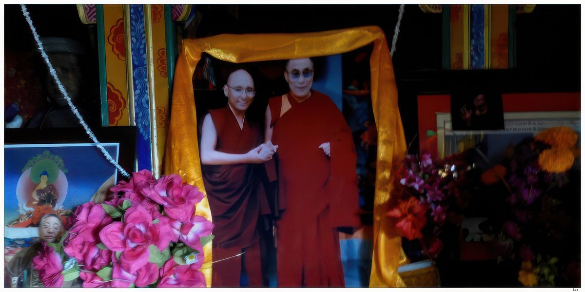 A l'intérieur, une grande photo du dalaï-lama et de Jigme Pema Wangchen, le 12e chef spirituel de la lignée drukpa kagyu.