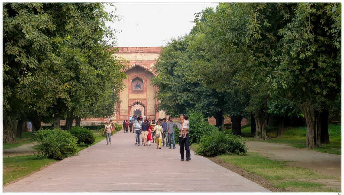 Après sa mort en 1556, l'empereur moghol Humayun fut d’abord enterré au Purana Qila, à Delhi. De crainte que sa tombe ne soit profanée par le roi Hemu, qui venait de vaincre les armées mogholes, Akbar ordonna que la dépouille de son père soit déplacée dans le Punjab. Neuf ans plus tard, à la demande de sa première épouse, Haji Begum, une nouvelle tombe fut érigée. Elle fit appel à l'architecte persan Mirak Mirza Ghiyath, qui avait déjà conçu plusieurs monuments à Herat, sa ville d'origine, ainsi qu'à Boukhara. Cependant celui-ci mourut avant la fin des travaux, qui furent continués par son fils Sayyid Mohammed ibn Mirak Ghiyath al-Din.