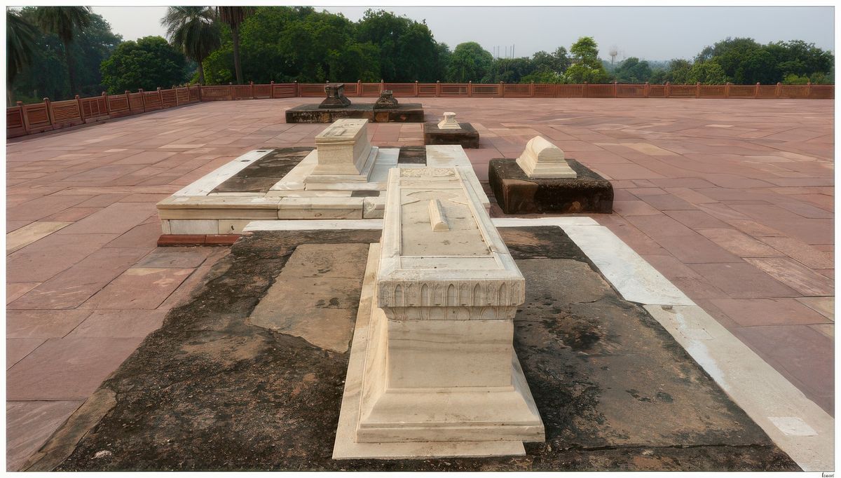 Cénotaphes sur la terrasse du tombeau de l'empereur. Le jardin funéraire de Humayun est aussi qualifié de "nécropole des Moghols" car plus de 150 membres de la famille régnante moghole y reposent.