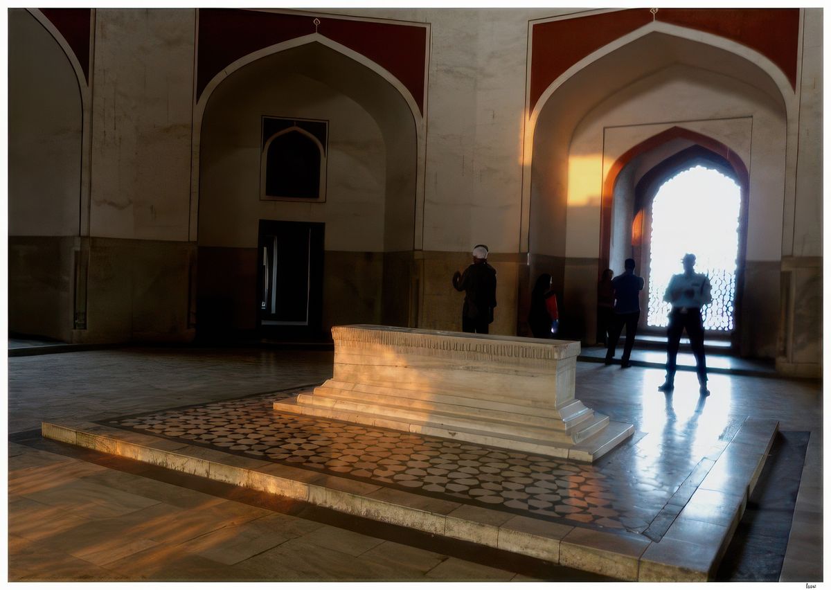 Sous le dôme de marbre blanc entouré de kiosques, nous pénétrons dans la chambre centrale octogonale où se trouve le cénotaphe en marbre de l'empereur. La tombe proprement dite se trouve dans la crypte située en dessous, dont l'accès est interdit au public.