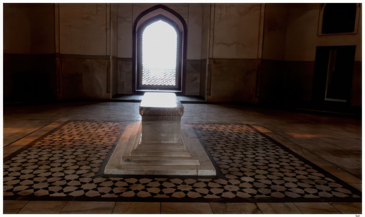 L’emplacement du tombeau est d’une extrême importance sur le plan archéologique, puisqu’il se trouve dans le sanctuaire du saint du soufisme du XIVe siècle, Hazrat Nizamuddin Auliya. Comme il est de bon augure d’être inhumé près de la tombe d’un saint, sept siècles d’architecture funéraire ont fait de ce lieu l’ensemble le plus dense de ce type de constructions islamiques médiévales en Inde.