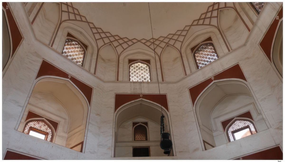 A l'intérieur, la structure habillée de pierres est recouverte de grès rouge avec des bordures incrustées de marbre noir et blanc. De jolis écrans de pierre ajourée, appelés "jalis" deviendront par la suite une caractéristique de l'architecture moghole.