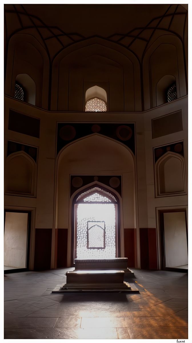 Outre la sépulture de Humayun, on trouve dans le bâtiment principal les tombes de ses épouses Biga Begum et Hamida Begum ainsi que celles de Dara Shikoh, son arrière-arrière-petit-fils. Les empereurs moghols Jahandar Shah, Farrukhsiyâr, Rafi-ud-Darajat, Rafi-ud-Daulat et Alamgir II y sont également enterrés.