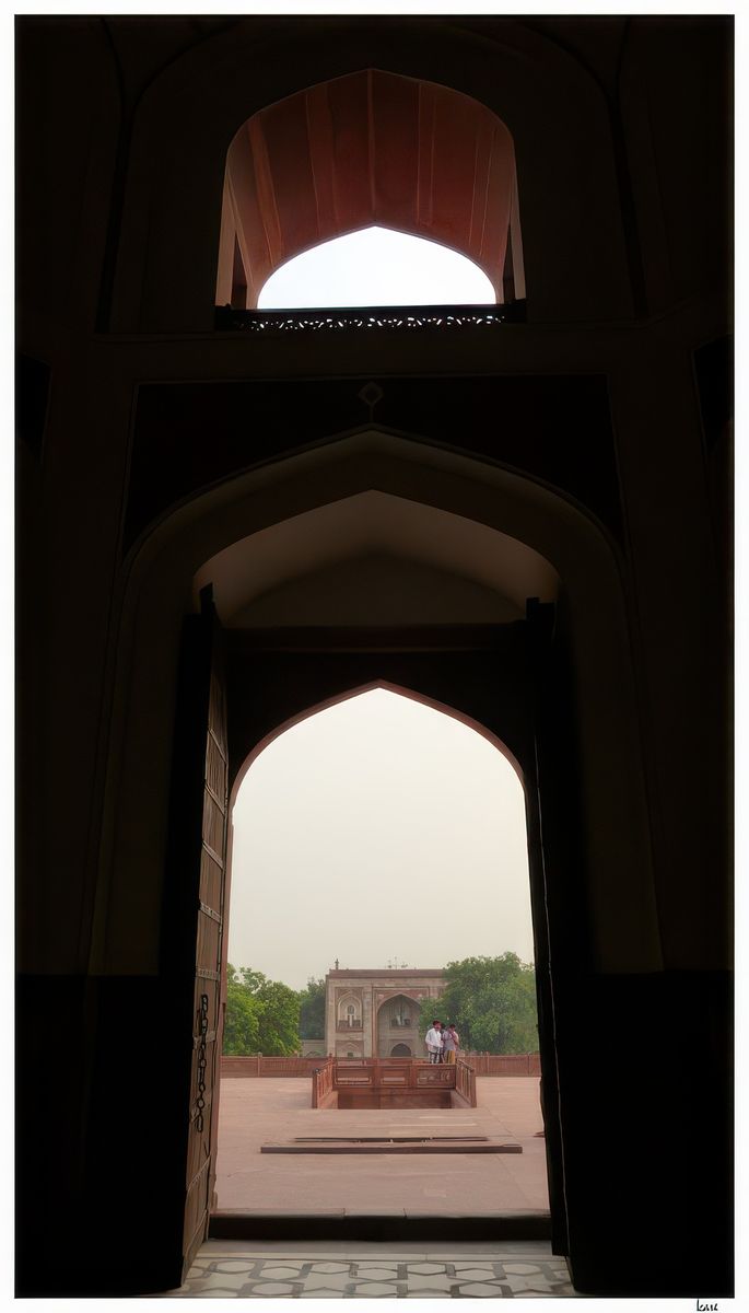 Vue sur la terrasse depuis une porte.