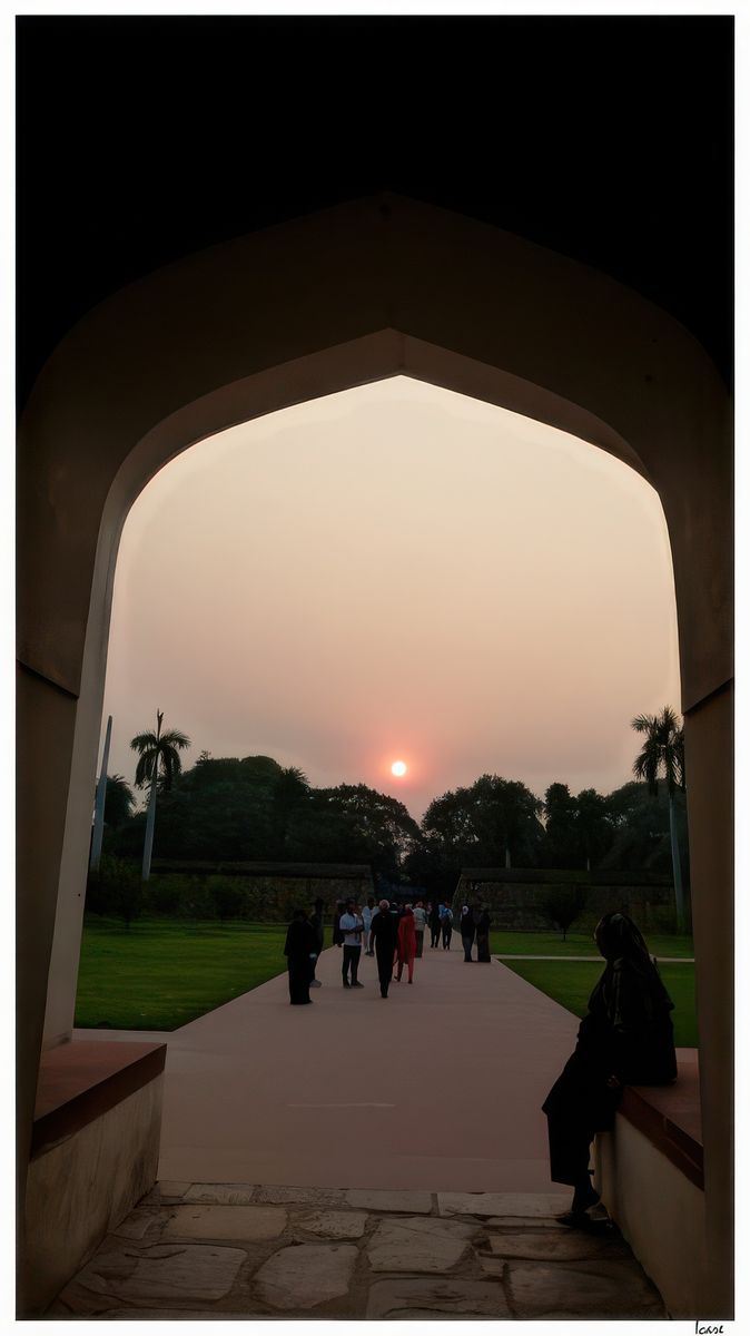 Coucher de soleil à travers une porte.