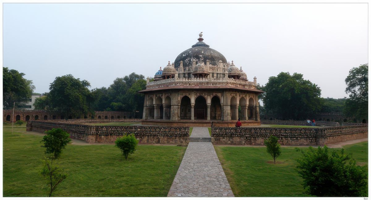 Près de l'entrée du mausolée de l'empereur s'élève le tombeau d'Isa Khan, général du fameux Sher Shah qui détrôna Humayun durant cinq ans. Reprenant l'architecture octogonale des tombeaux Lodi, il est antérieur de vingt ans à celui de l'empereur.