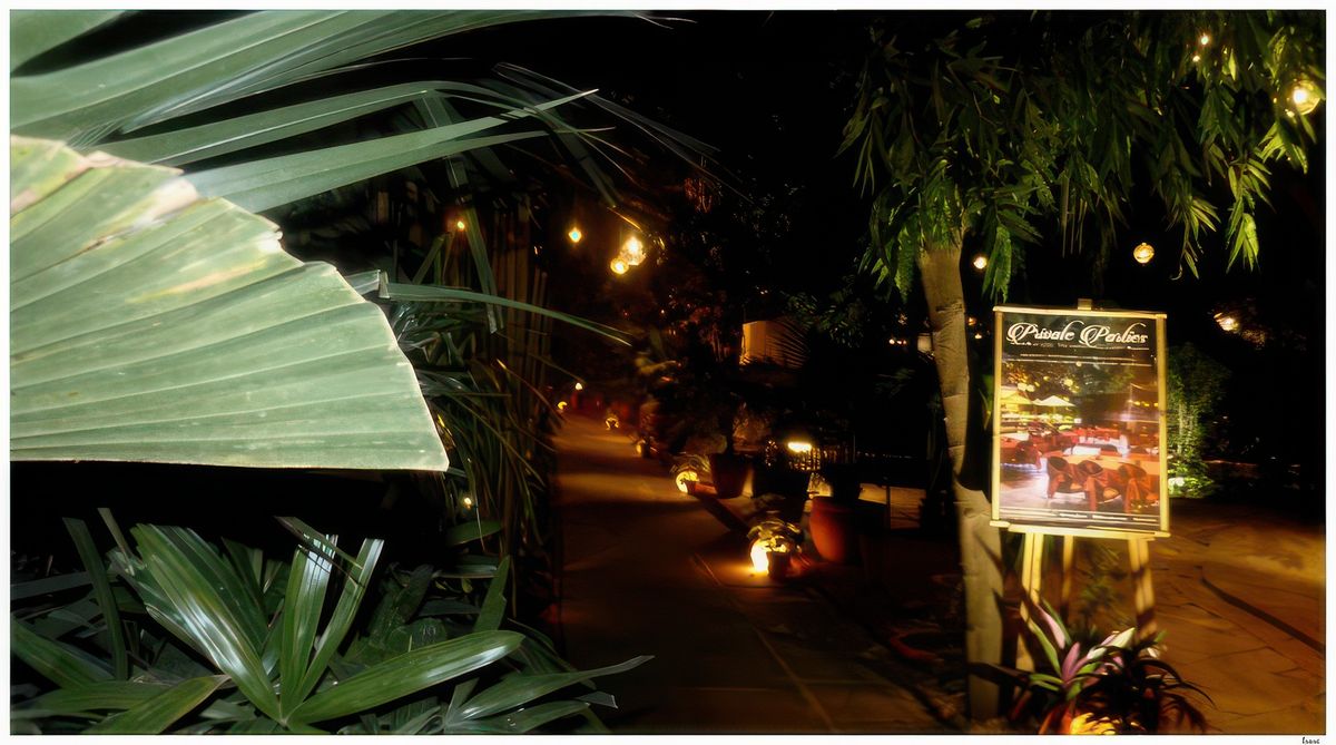 Le restaurant Lodi The Garden est l'endroit idéal pour notre dernier dîner en Inde, nous allons nous installer sous les arbres centenaires du jardin.