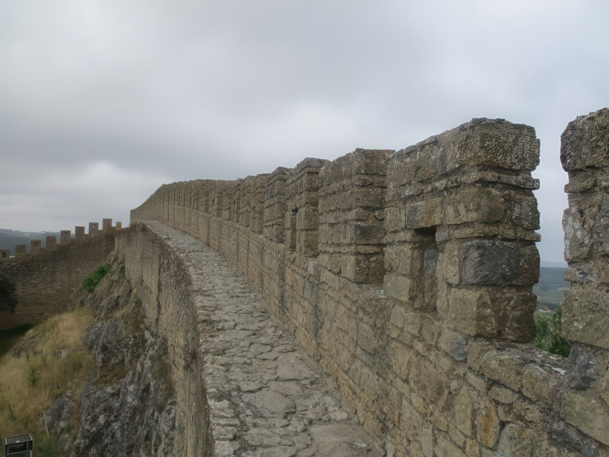 Óbidos: chemin de rond des remparts (prudence de rigueur!).