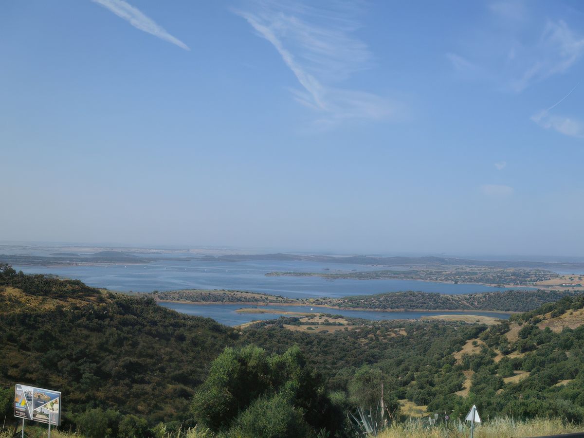 Vue sur le lac d'Aquelva depuis Monsaraz.