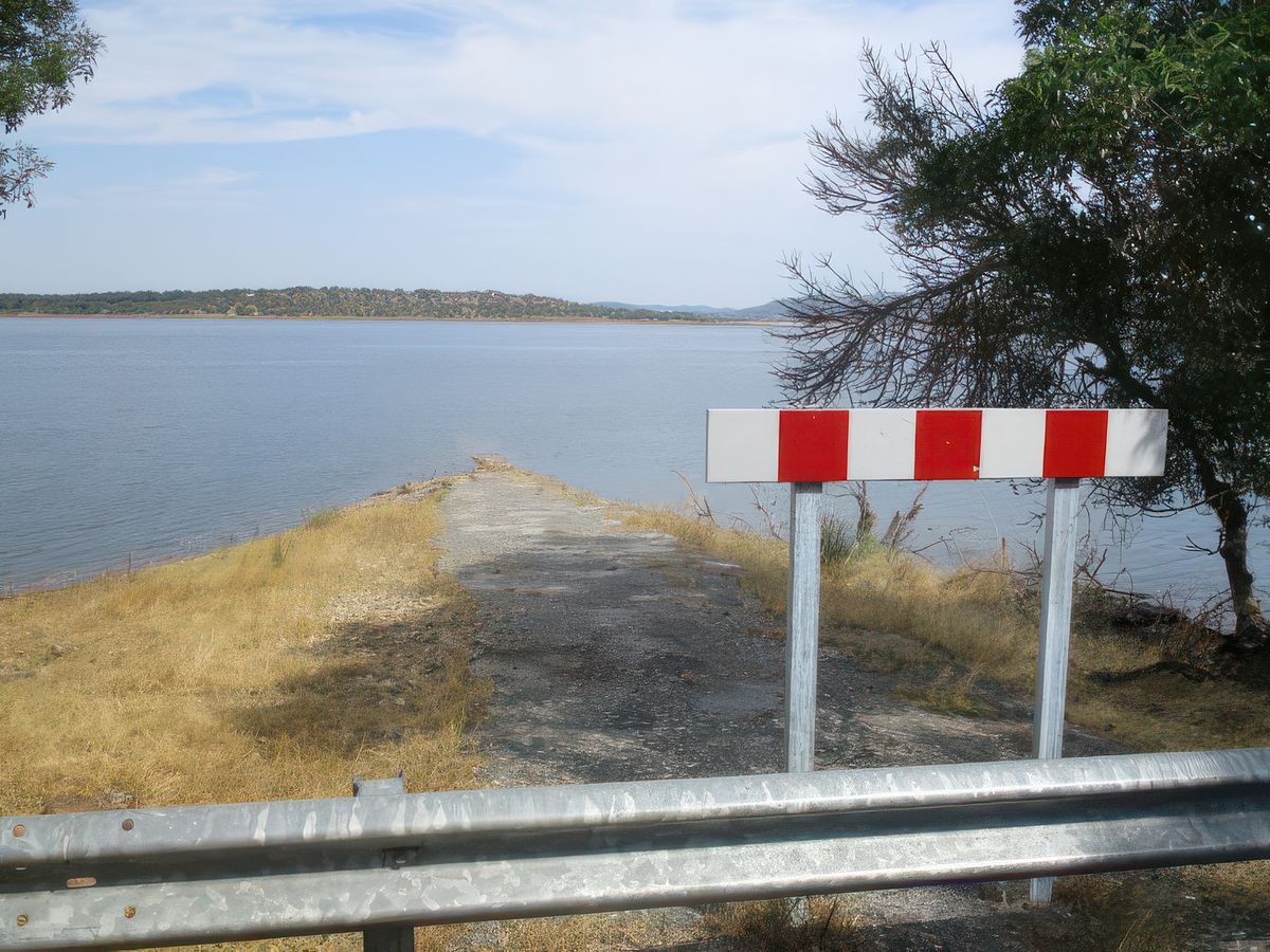 Ici la route a été noyée par la mise en eau du lac...